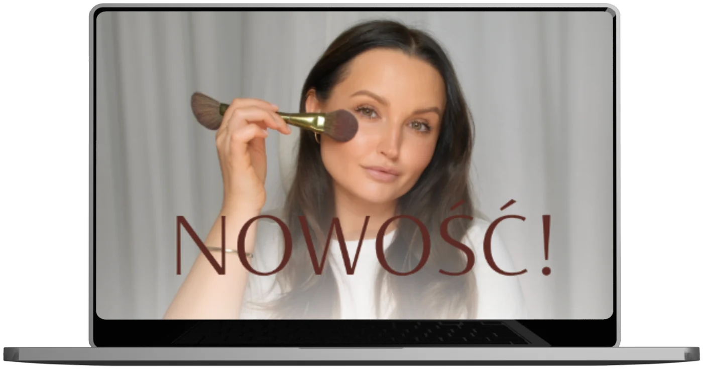Nowa lekcja wideo dla minimalistek: Patrycja nakłada róż pędzlem, napis NOWOŚĆ na ekranie laptopa